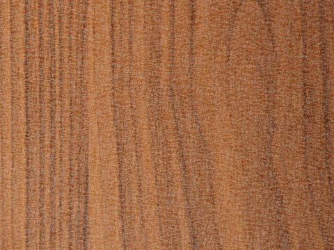 Hoogwaardige metalen platen met 35 µm getextureerde polyester coating in een bedrieglijk realistische houtlook voor duurzame gevelbekleding