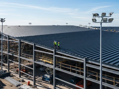 Industriehal met grootschalige warmdakplaat-dakbedekking