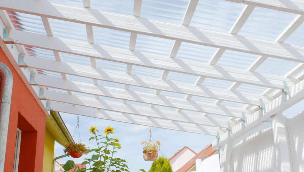 Transparante golfplaten op pergola's bieden bescherming en laten natuurlijk licht binnen.