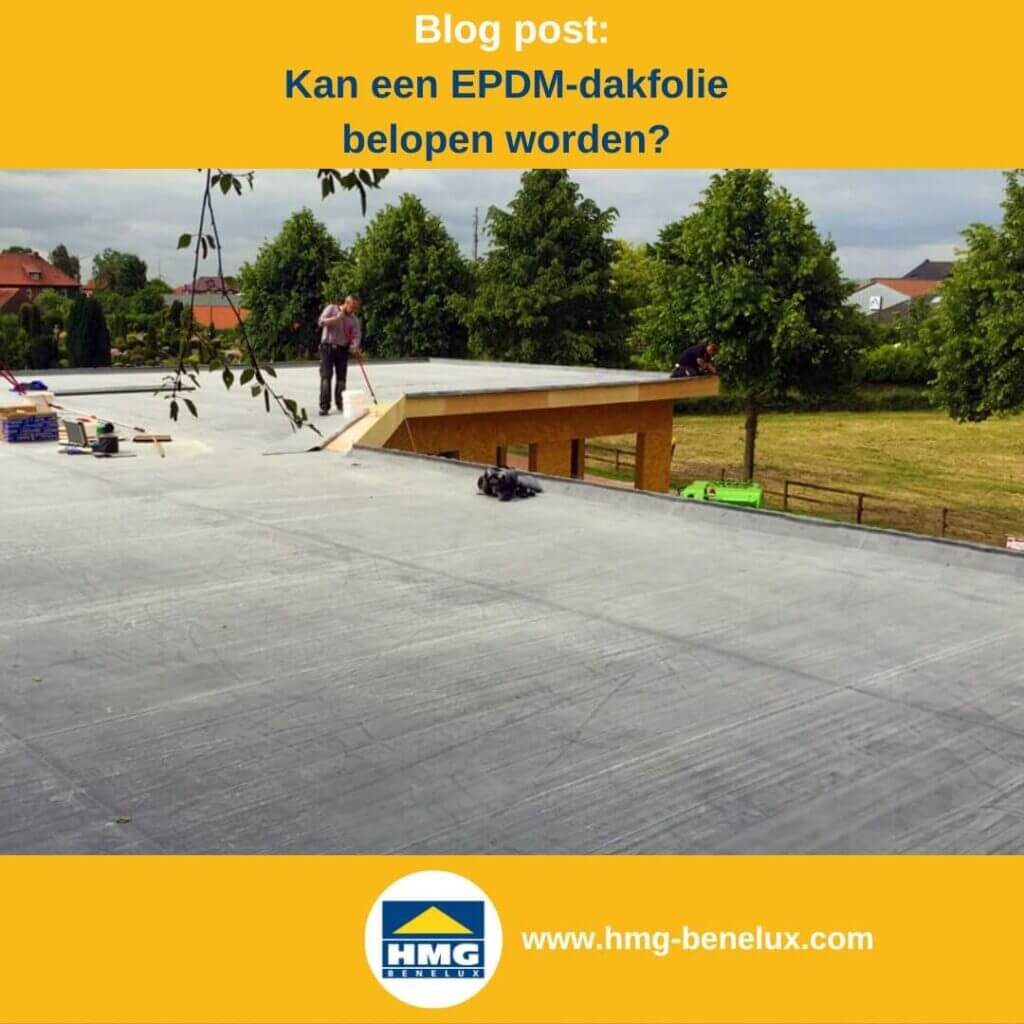 Werklui installeren EPDM-dakfolie op een plat dak om permanente bescherming en waterdichtheid te bieden.