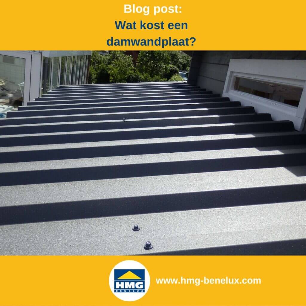 Antracietkleurige trapeziumplaten op een plat dak in de zon, schaduwen werpend.