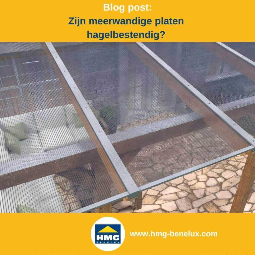 Transparante multihuidplaten op een houten structuur die een overdekt terras met een stenen vloer beschermt.